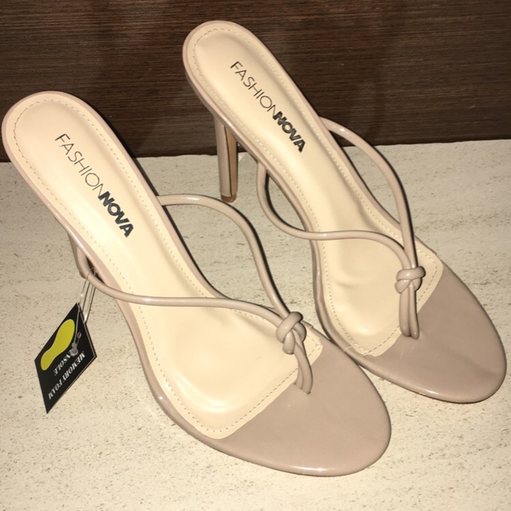 ✨NWT nude sandal heel fits a size 8✨